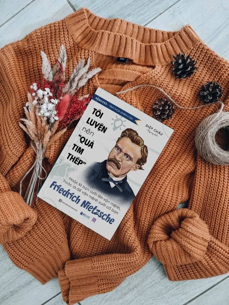 toi-luyen-nen-qua-tim-thep-hoac-la-ban-cuoi-len-van-menh-hoac-la-de-van-menh-cuoi-co-ban-friedrich-nietzsche-4.webp