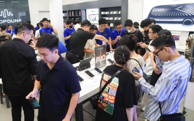 Nam thanh niên cầu hôn bạn gái bằng iPhone 16 Pro Max trong ngày đầu mở bán